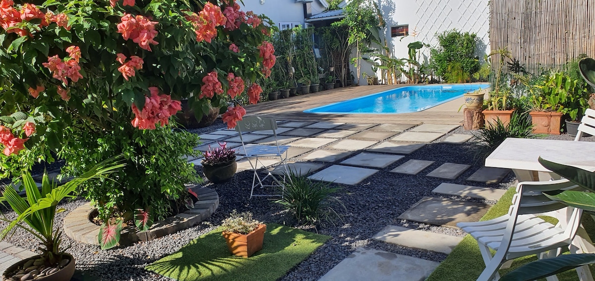 带花园和泳池的舒适房源中的独立卧室