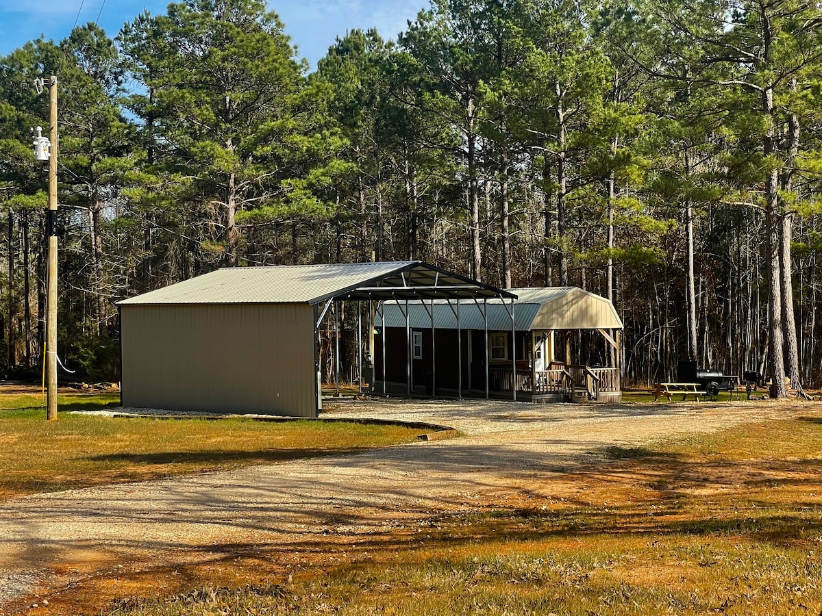 Cabin w covered parking near Lake O' Pines/Avinger