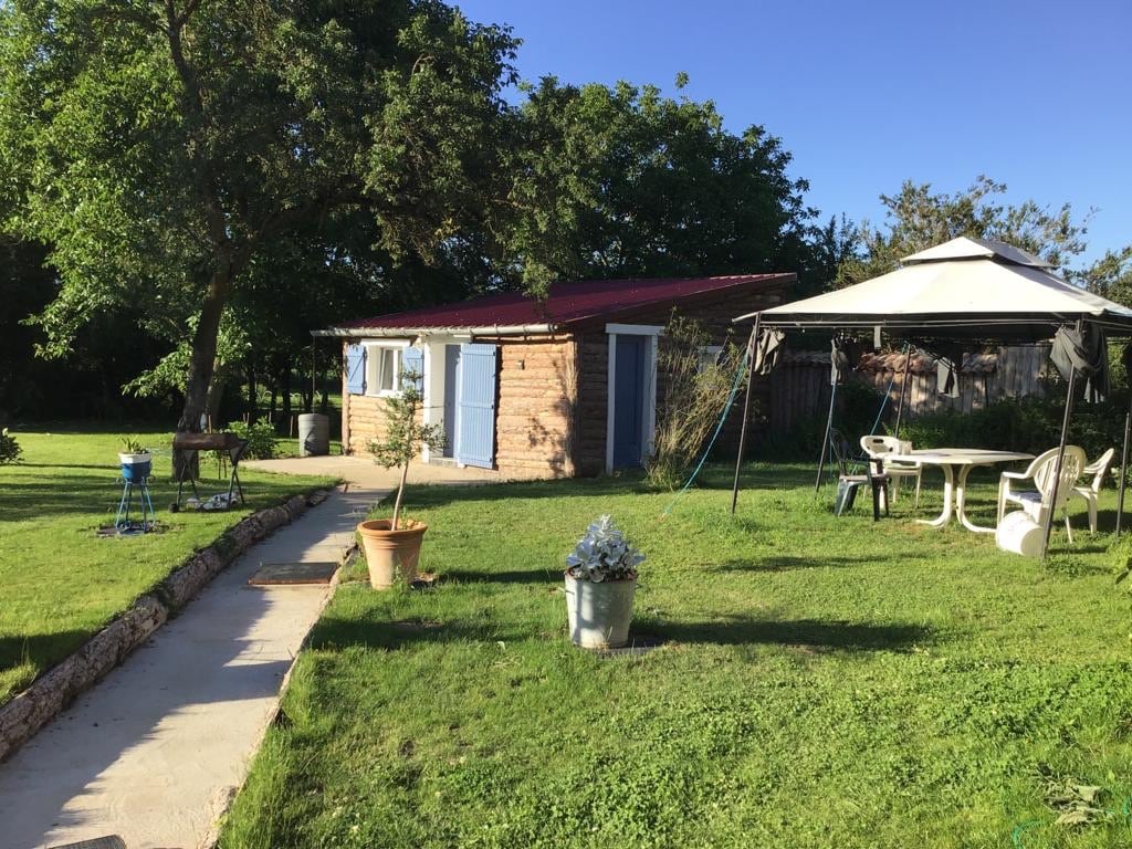 Maison dans le jardin avec petite terrasse