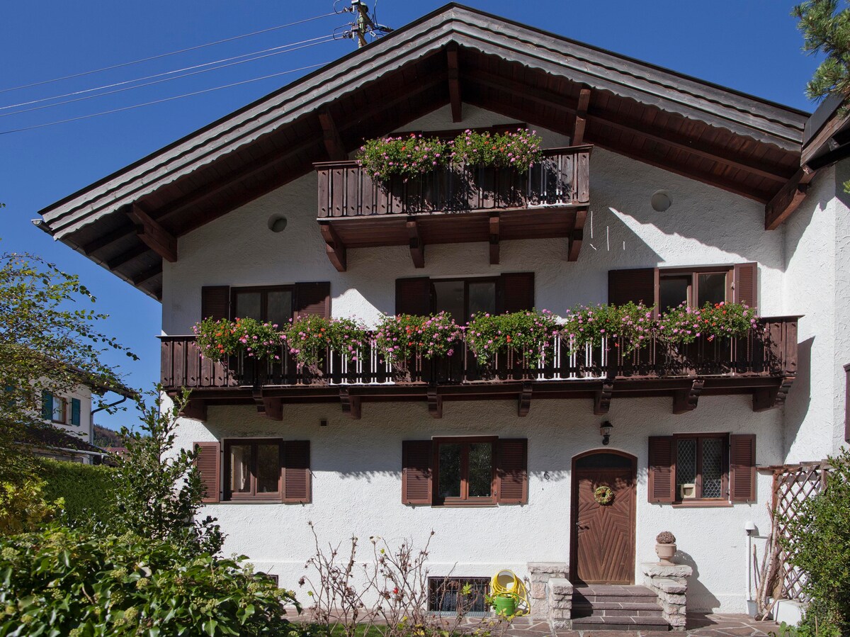 位于Isar和Karwendel的舒适公寓。