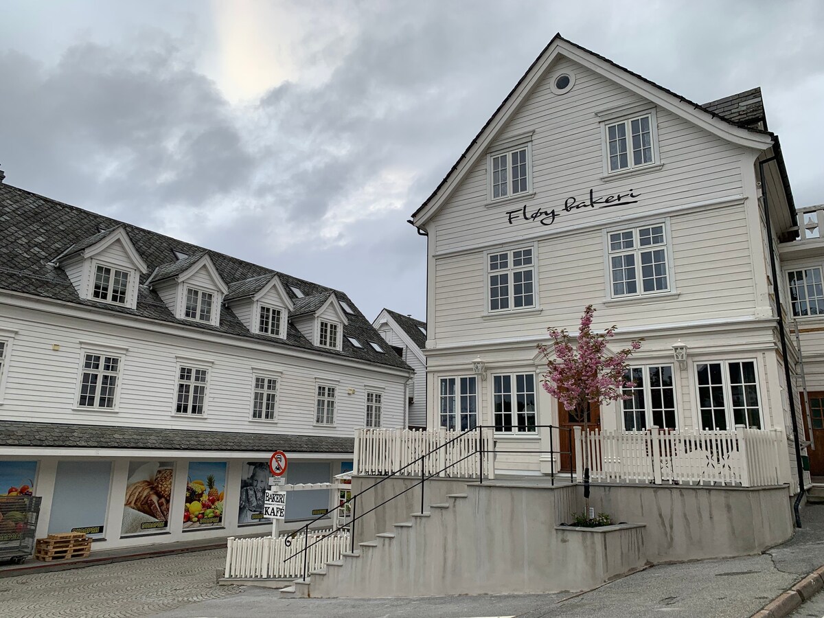 位于Lofthus -Fløy2市中心的小公寓