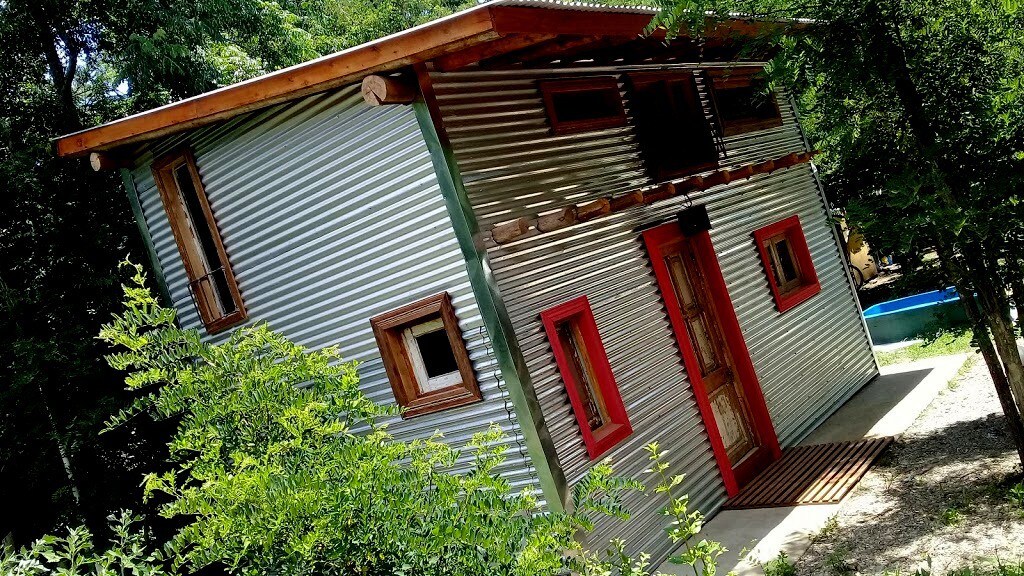 Casa cálida y alegre. Convive con la  naturaleza.