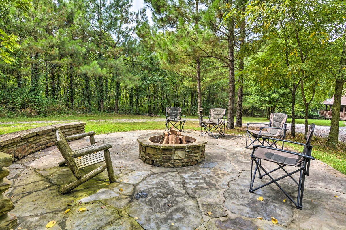 Secluded Northwest Arkansas Cabin: Fire Pit & Deck