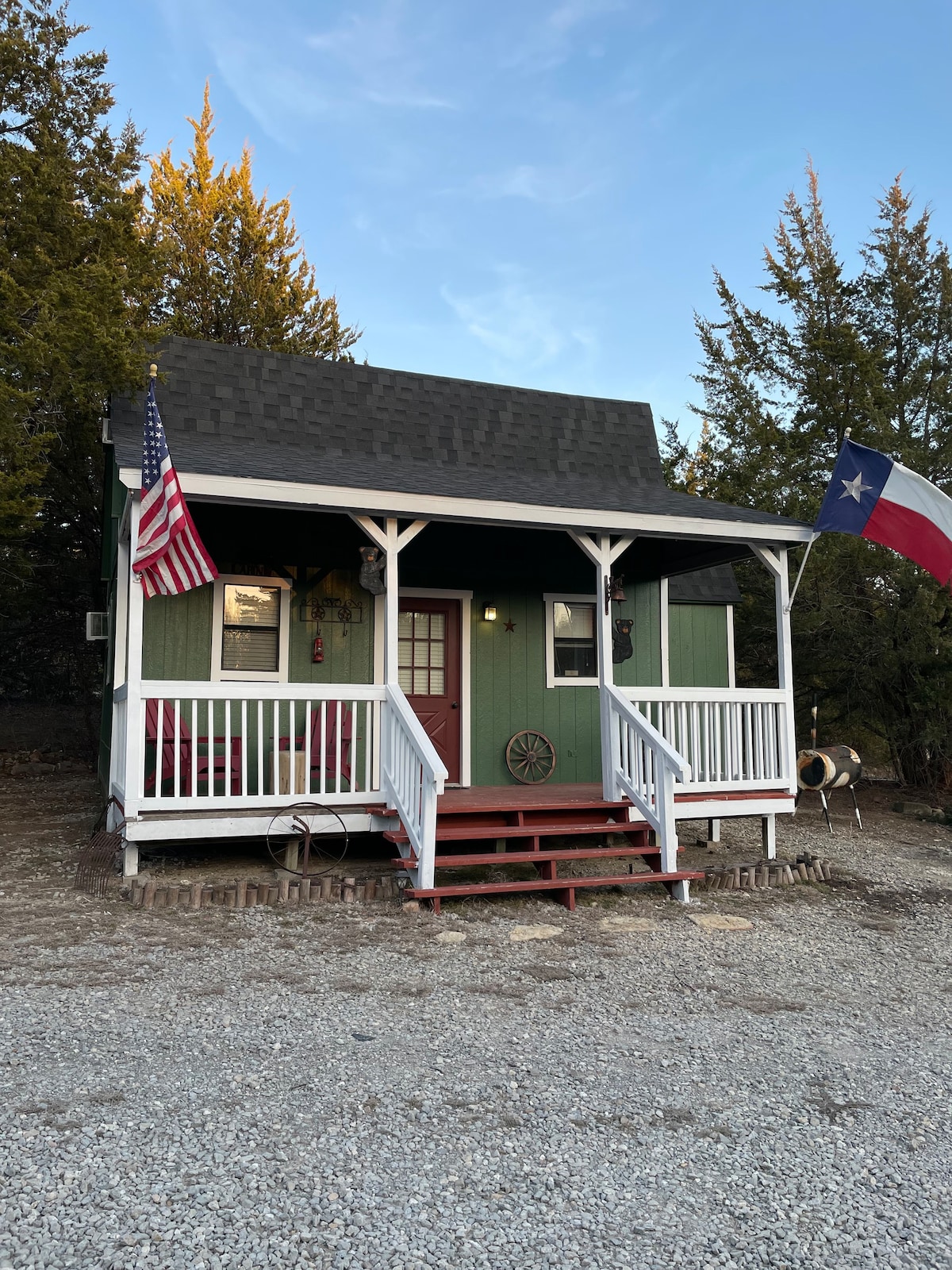 可爱的小屋！四周环绕着大自然。