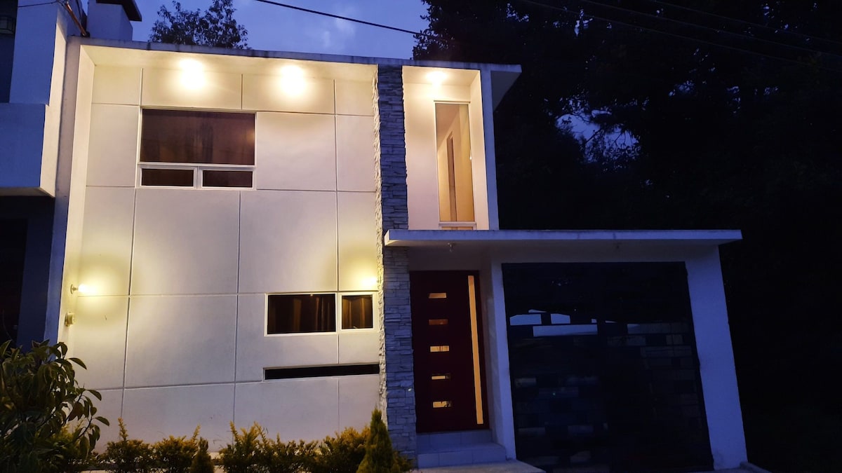 Moderna casa cerca del bosque, vista a la ciudad