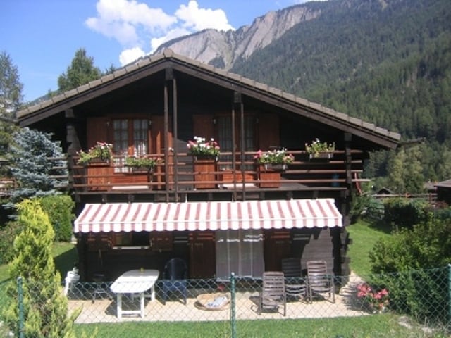 Comfortable chalet in idyllic area.Enclosed garden