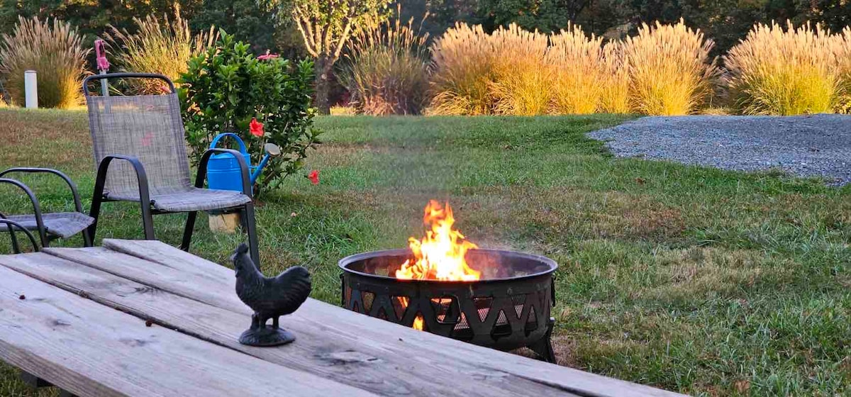 Farm Cottage, HotTub, Field Views of Animals