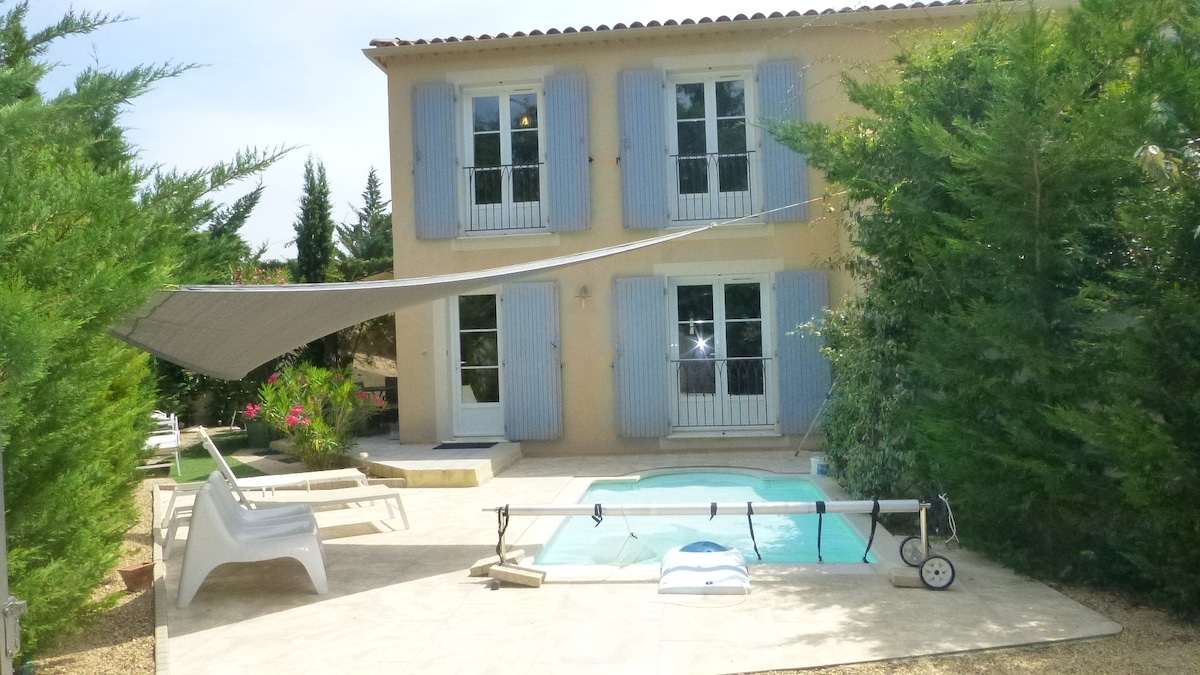 Jolie petite bastide/piscine chauffée en saison