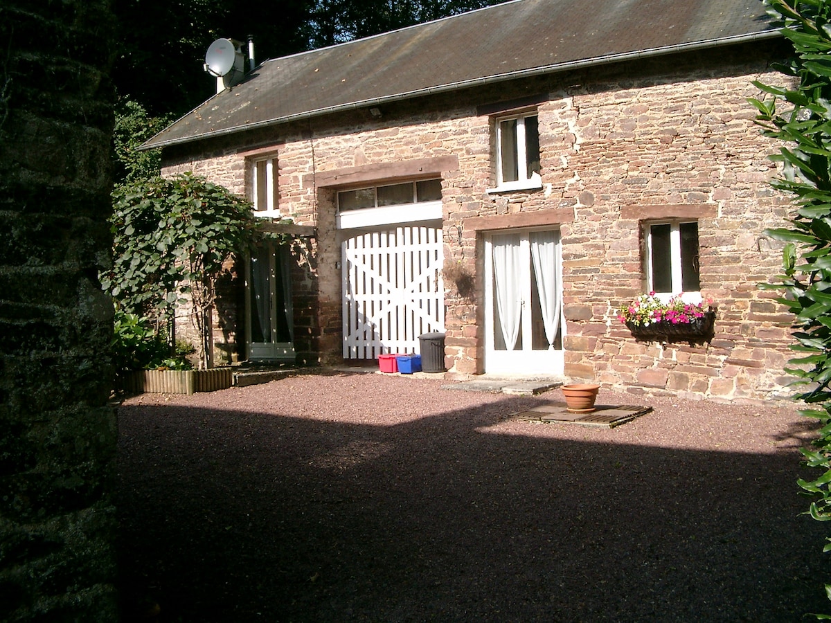 Moudre le Chaumiere小屋位于Moulin de la Roque