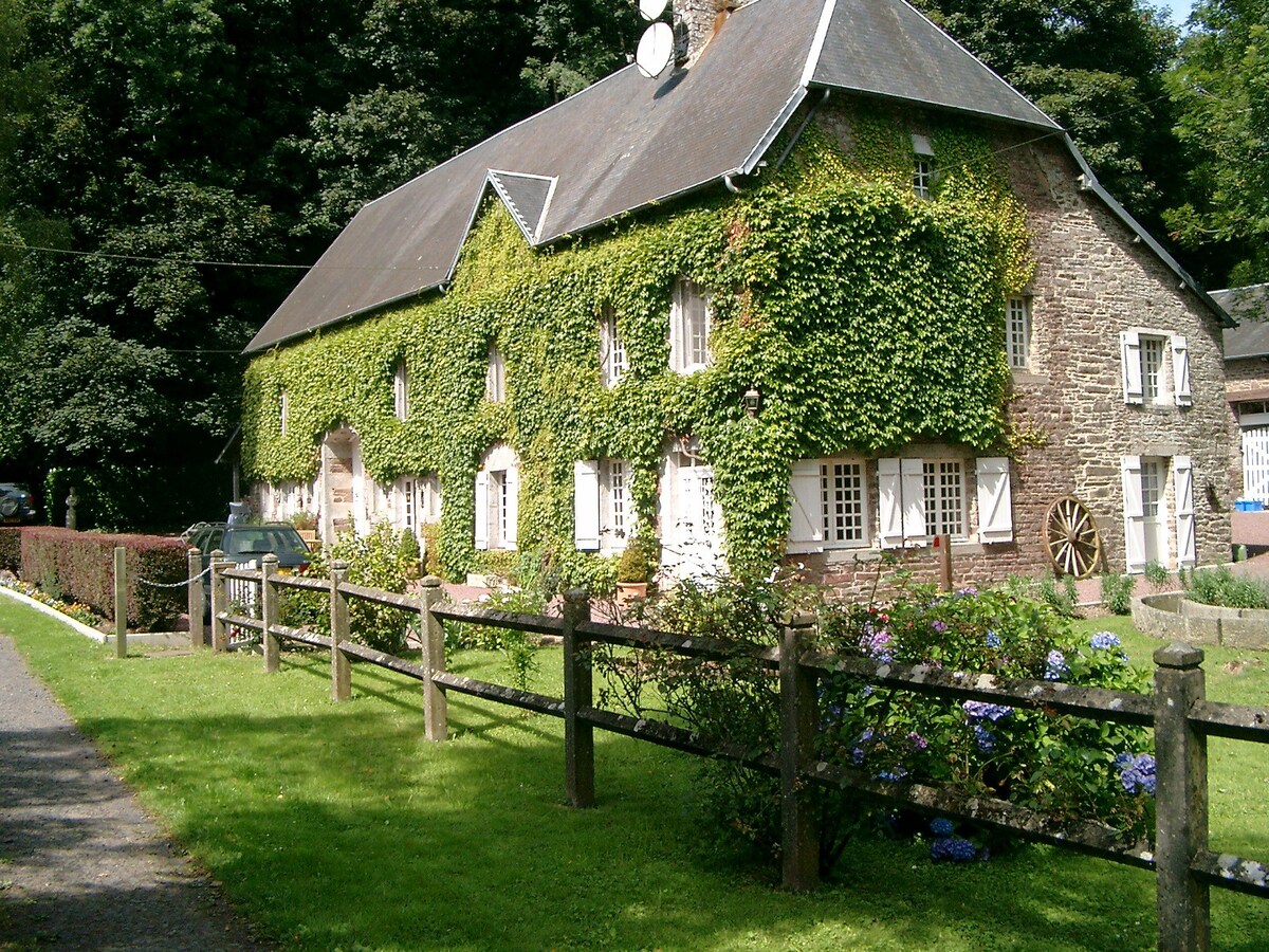 Moudre le Chaumiere小屋位于Moulin de la Roque