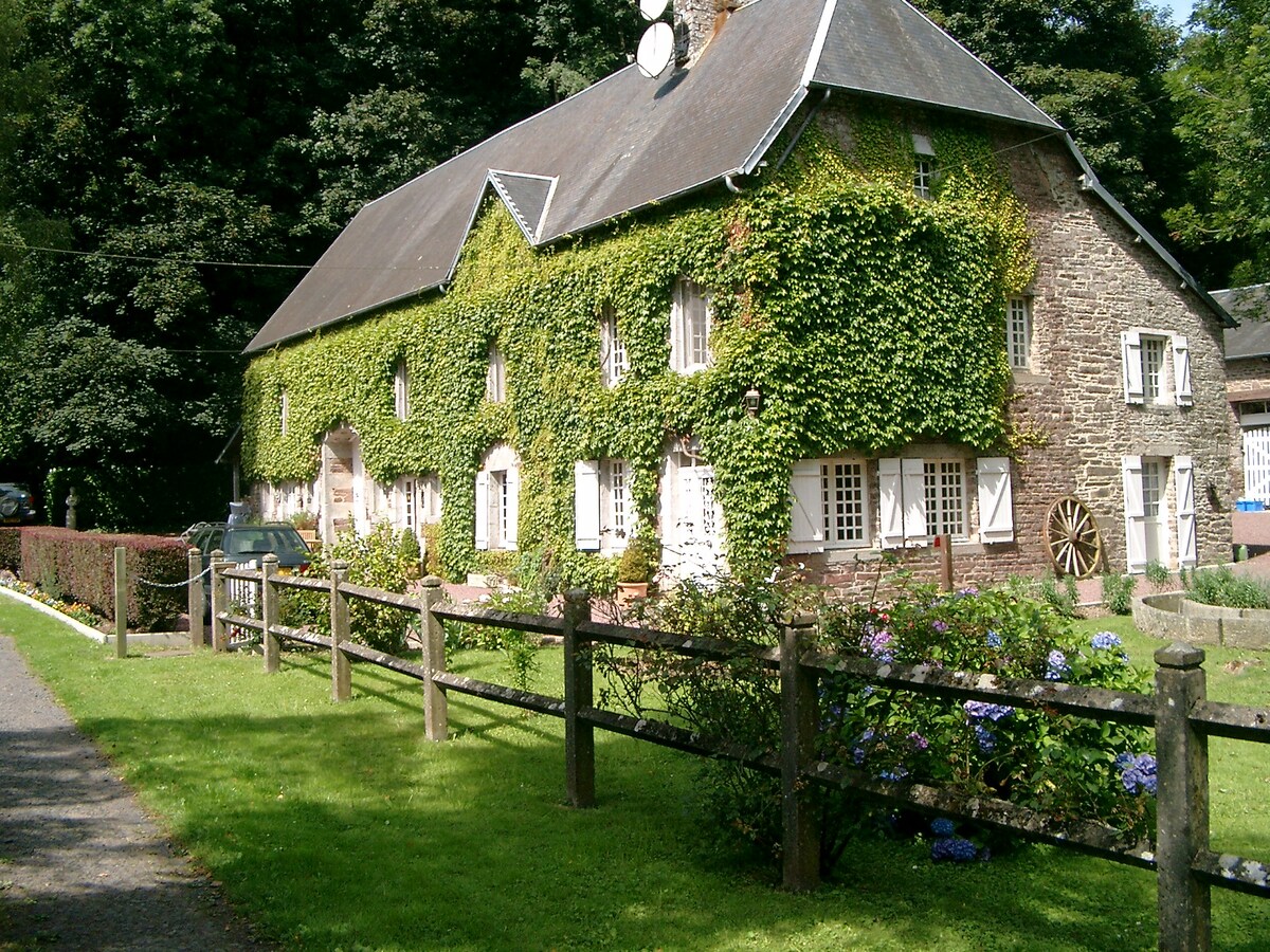 Moudre le Chaumiere小屋位于Moulin de la Roque