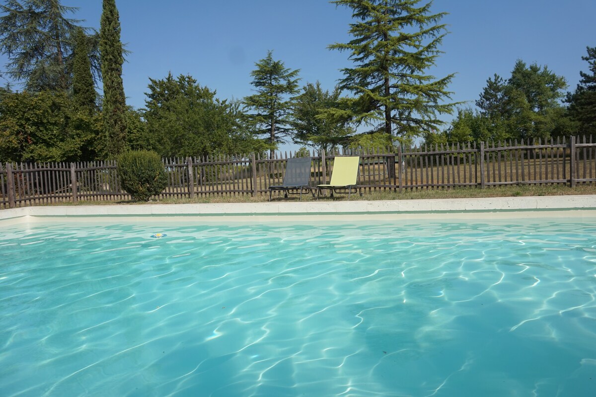 迷人的别墅，带泳池，位于多尔多涅河畔
