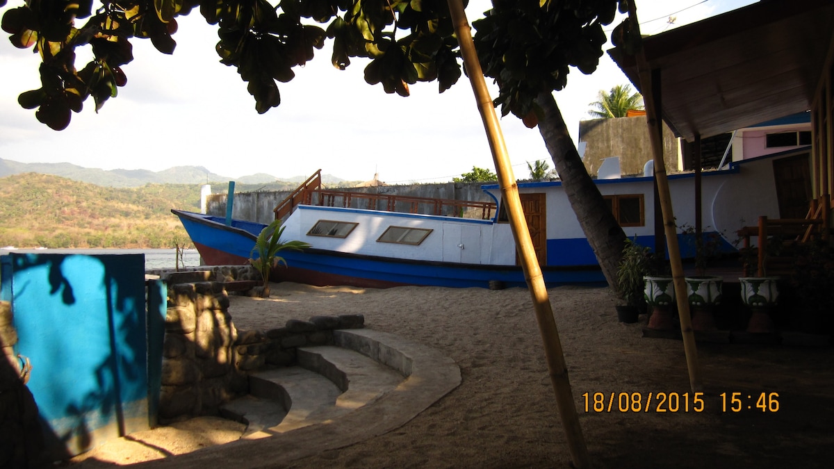 海滨船屋（ Beach Front Boat House ）