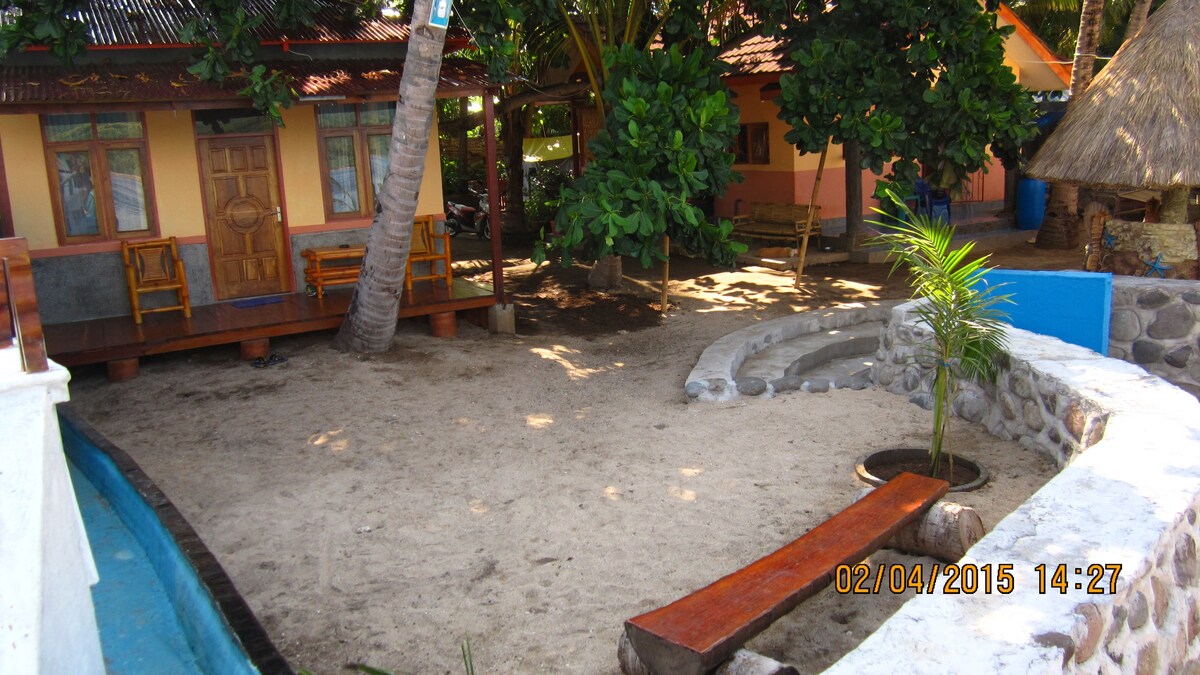 海滨船屋（ Beach Front Boat House ）