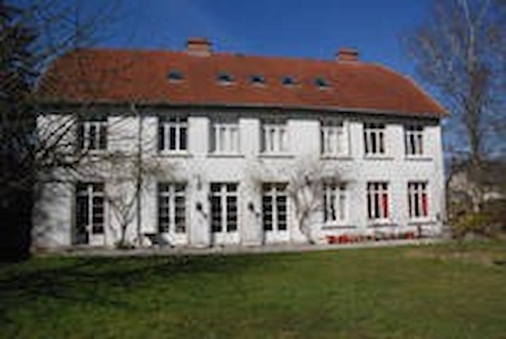 Coucy-le-Château-Auffrique的民宿