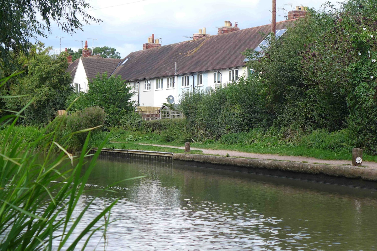 Moorhen Cottage ，市中心，带停车位