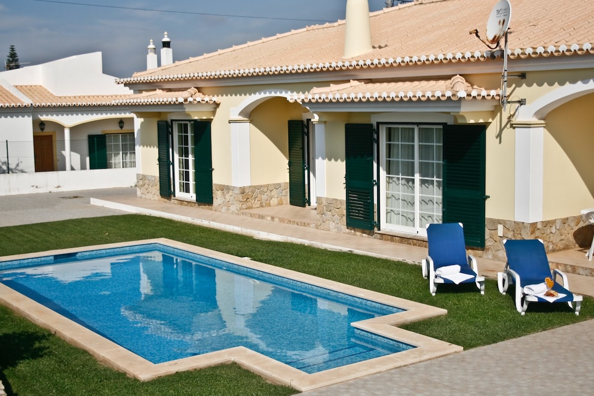 Bonita Moradia c/ Piscina  em SAGRES