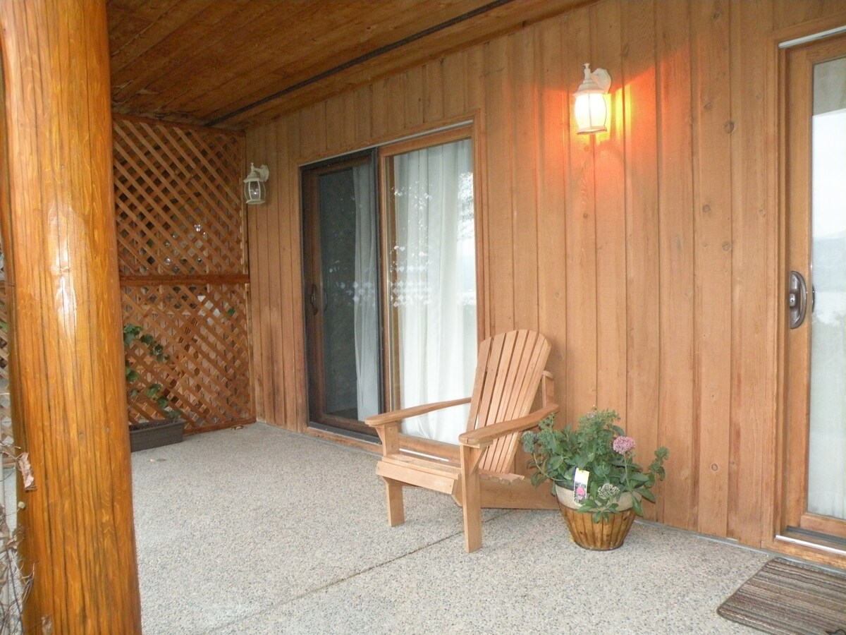 2 BR suite, Lakefront Vineyard, great privacy