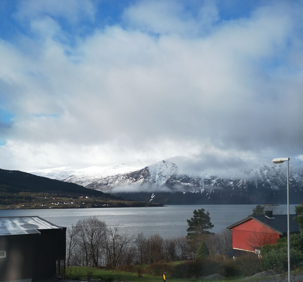 Koselig rom ved fjorden, Eidsvåg i Romsdal