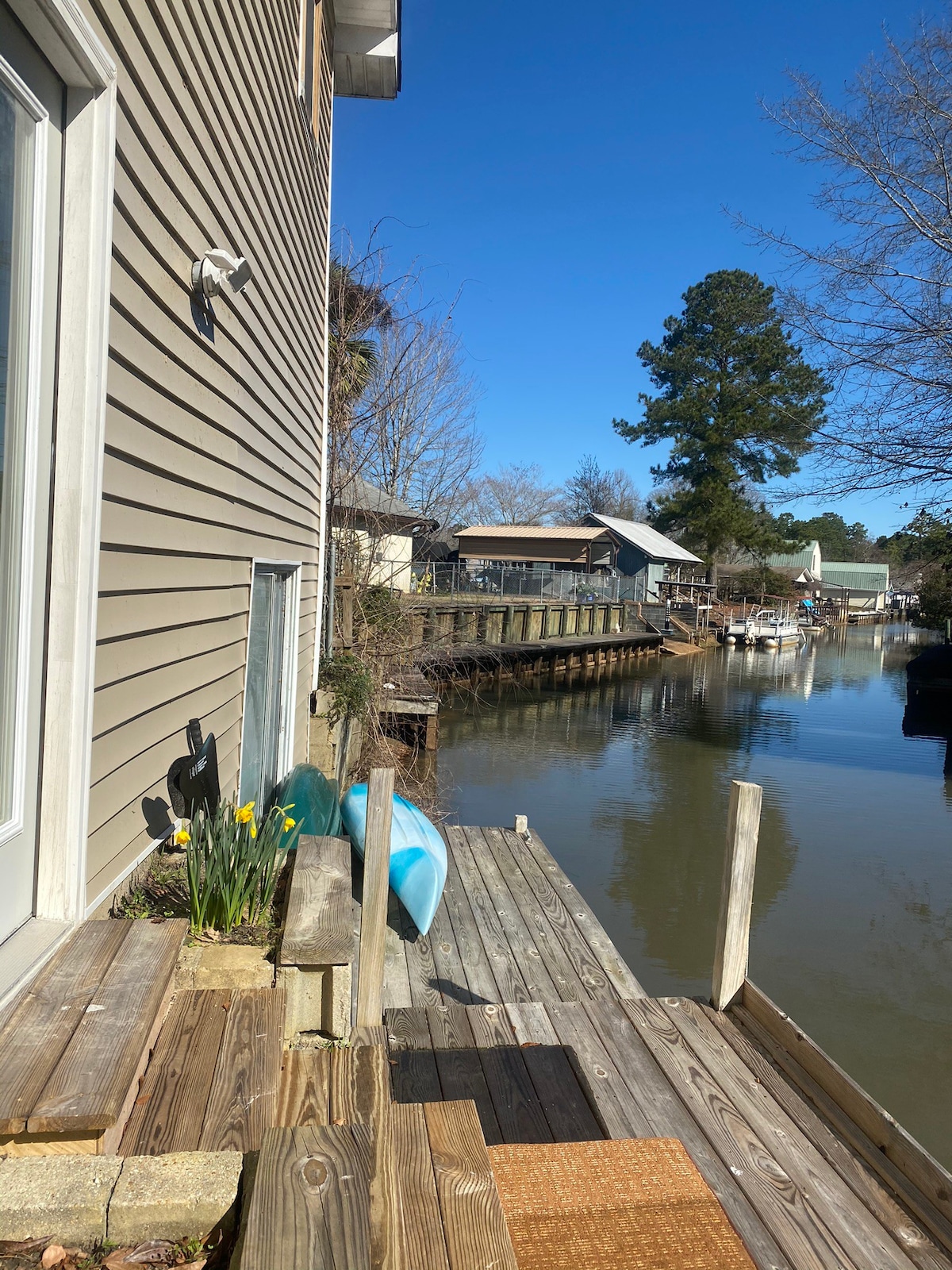 Wally 's Fishing Shanty on the Lake Moultrie Canal