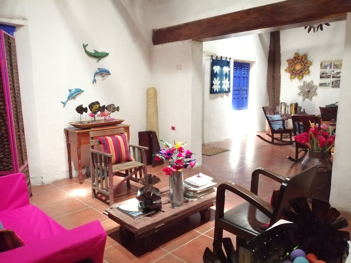 Linda casa de pueblo, con habitación y baño priv.