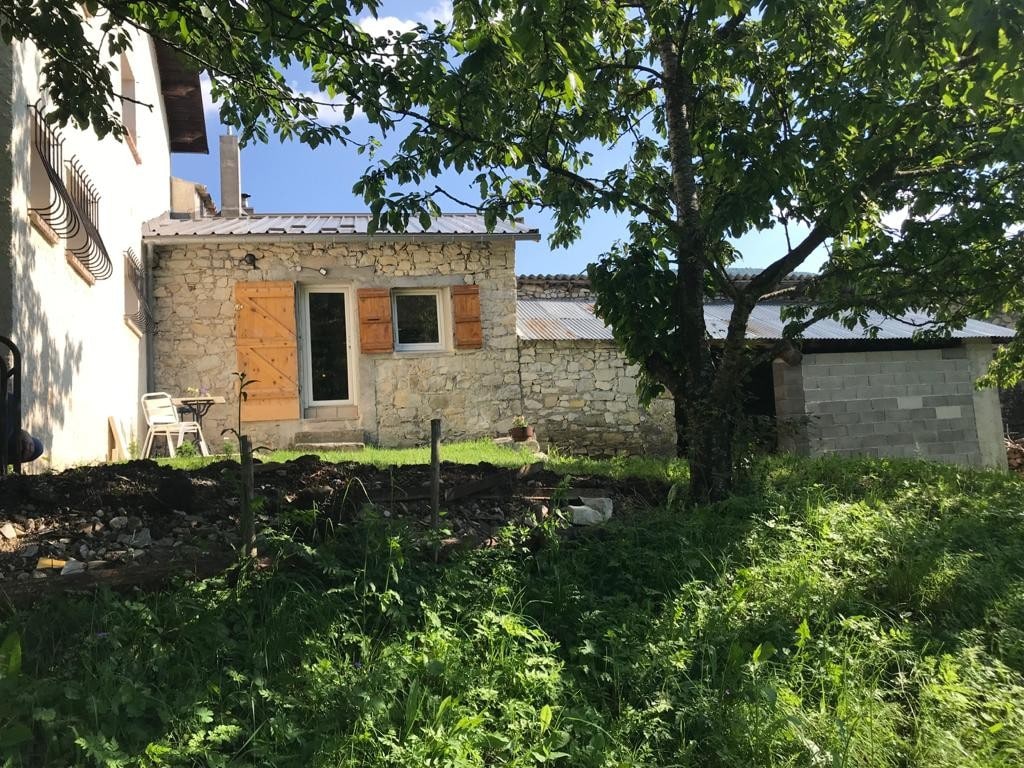 Coquet Studio et son jardinet dans corps de ferme