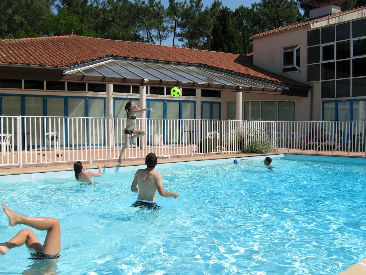 Studio avec piscine, terrasse bois