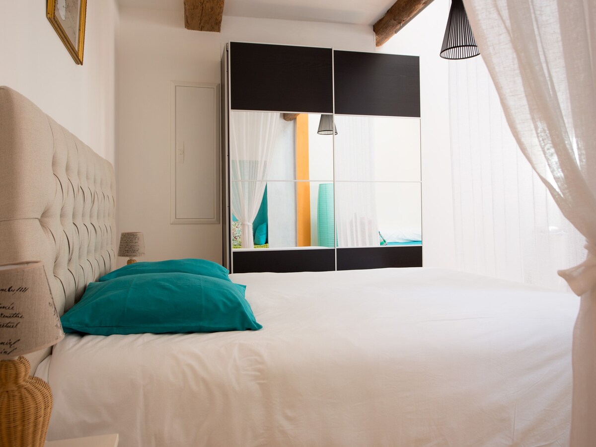 Lovely Bed Apartment in Pézenas
