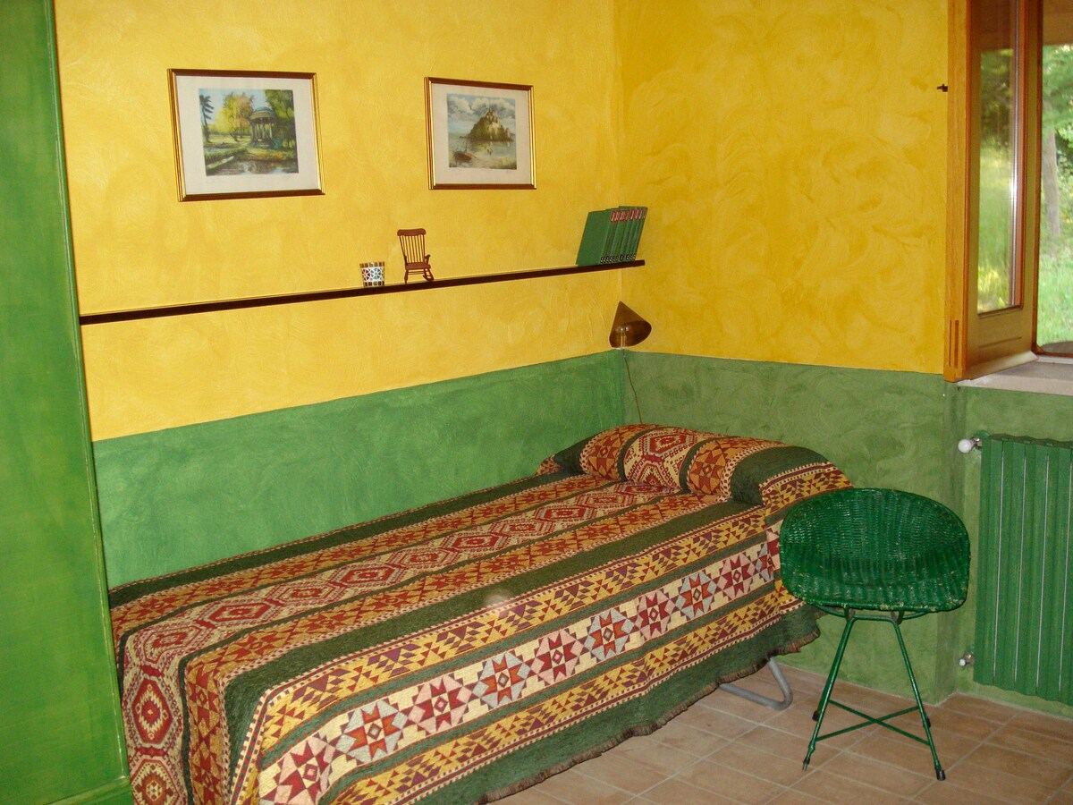A room in the green 2