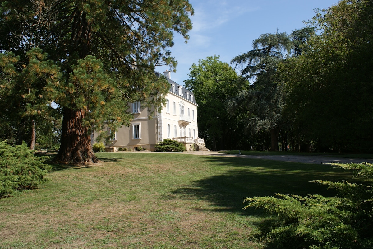 Maison de maître entourée d'un parc