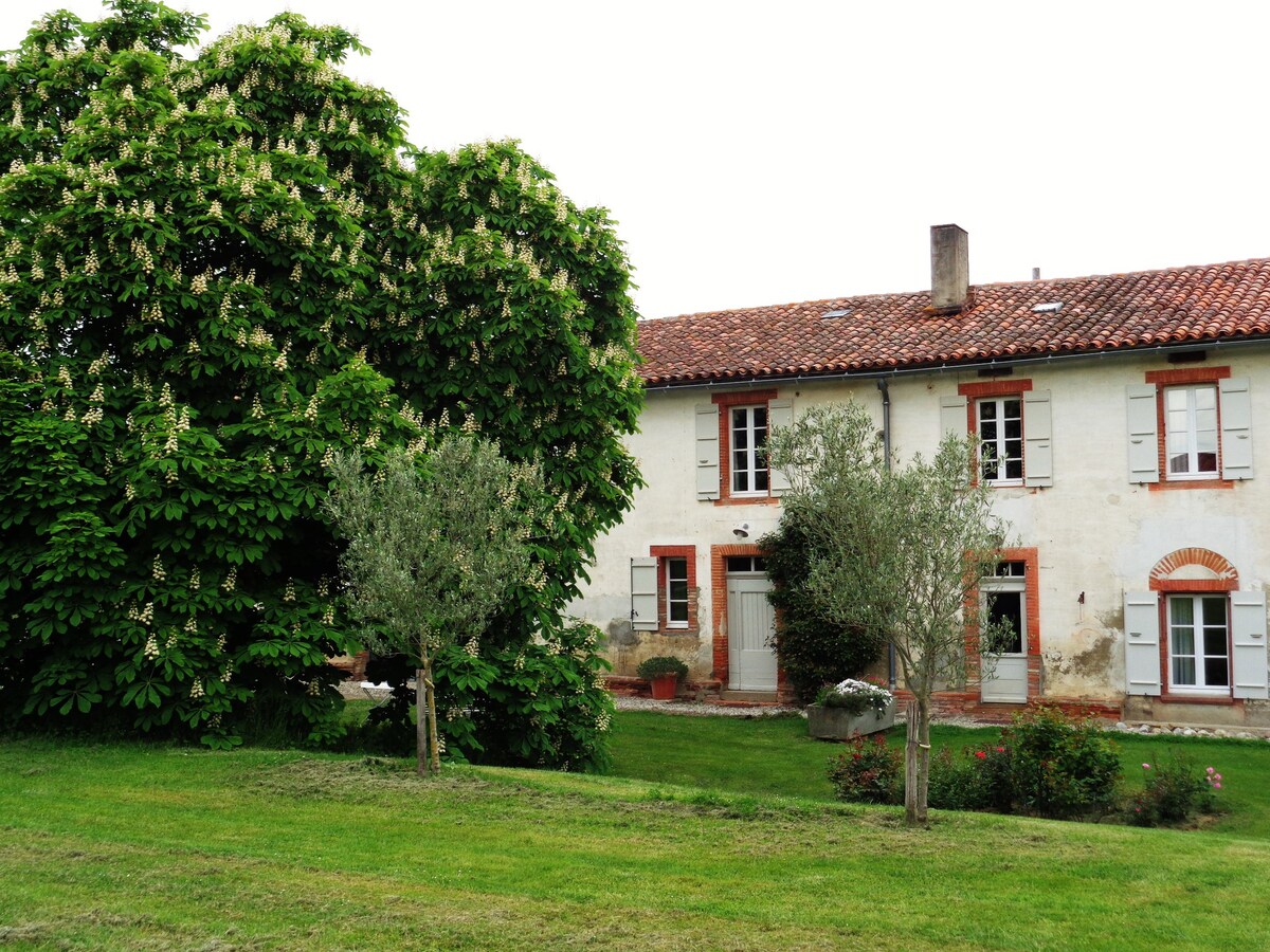 Gite de charme, piscine, nature, face aux Pyrénées