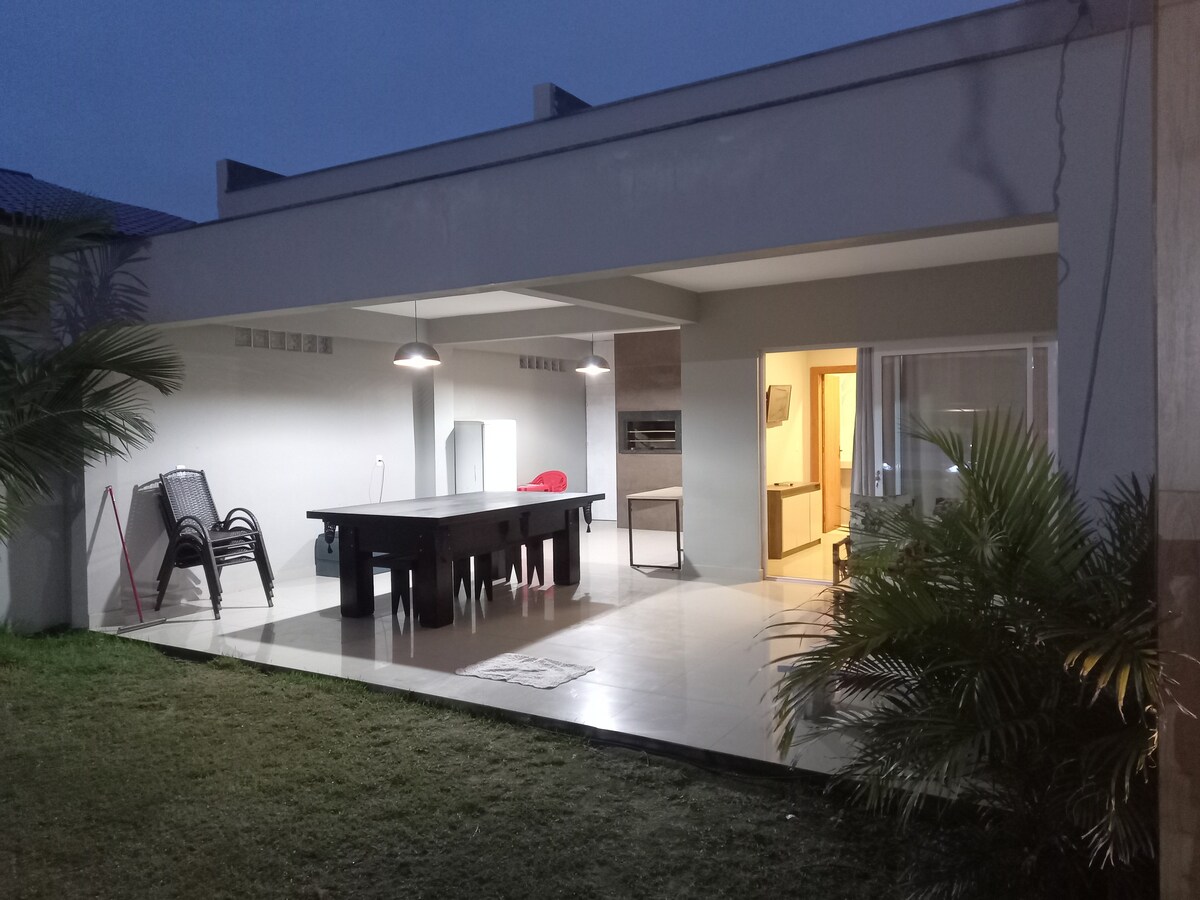 Casa 90m da praia com piscina e mesa sinuca