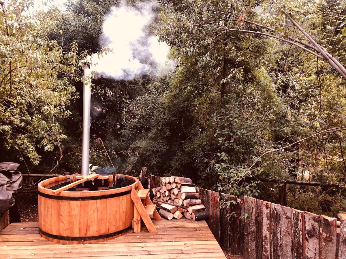 自然环境中的小屋+热水浴缸