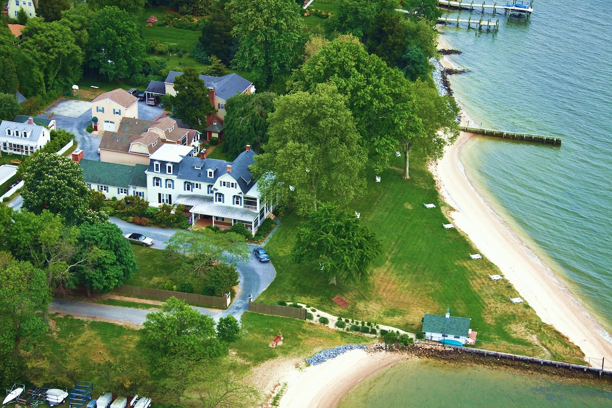 Water View with Beach, Walk to restaurants & shops