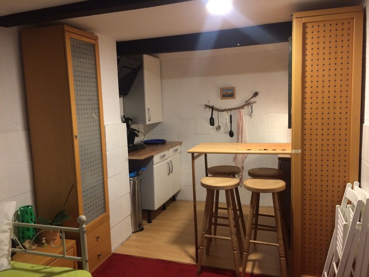 位于Erpel市中心的房间（ 10平方米） ，配备迷你厨房