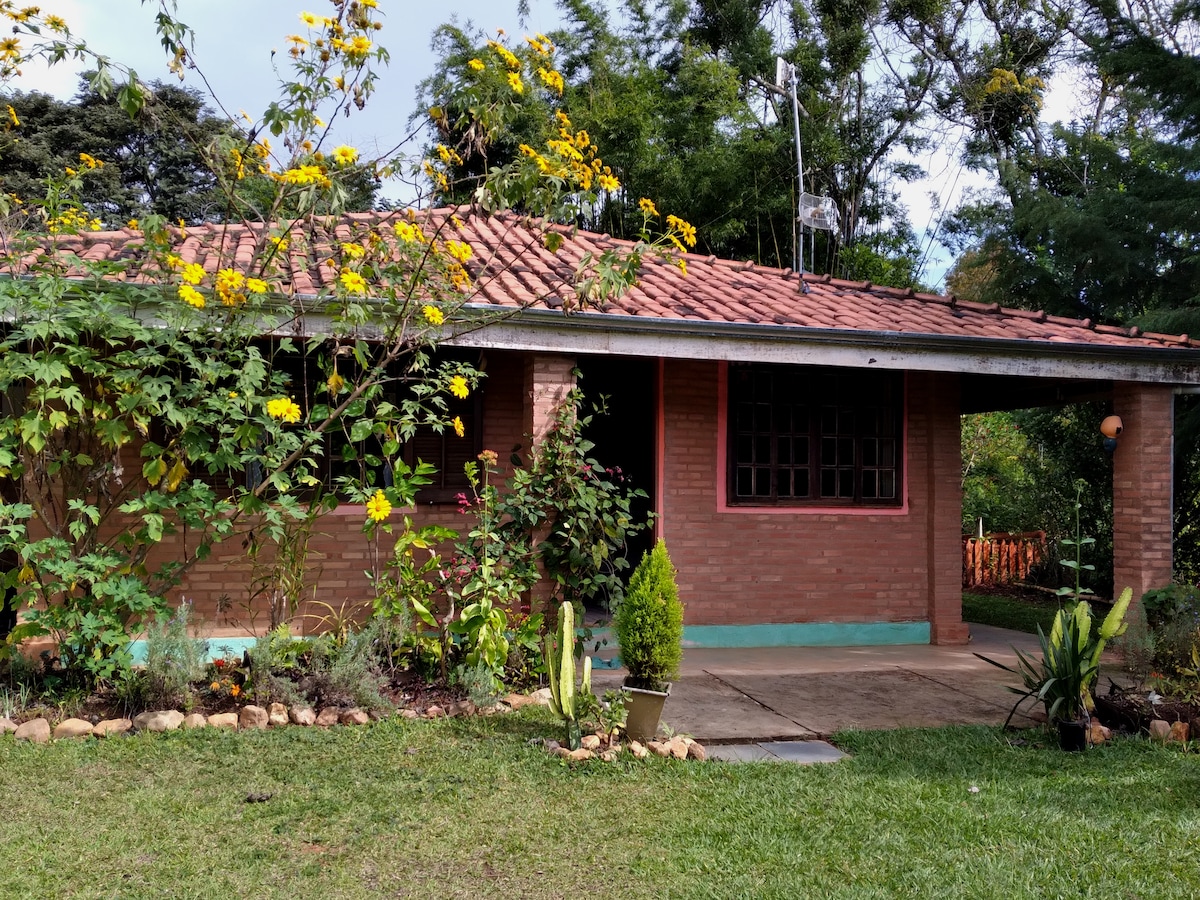 Casa de campo graciosa cercada de verde isolada