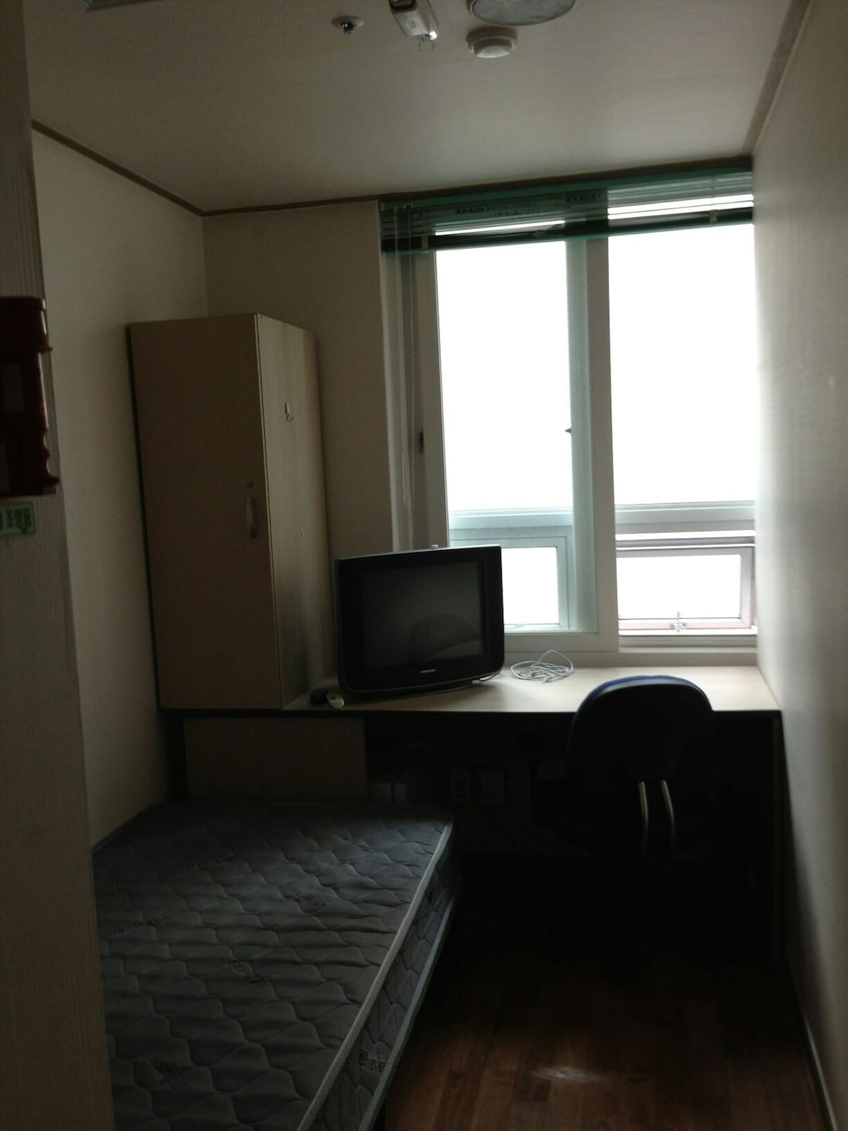 这是一个便宜多彩的房间，您可以在永仁当国大学住宿。