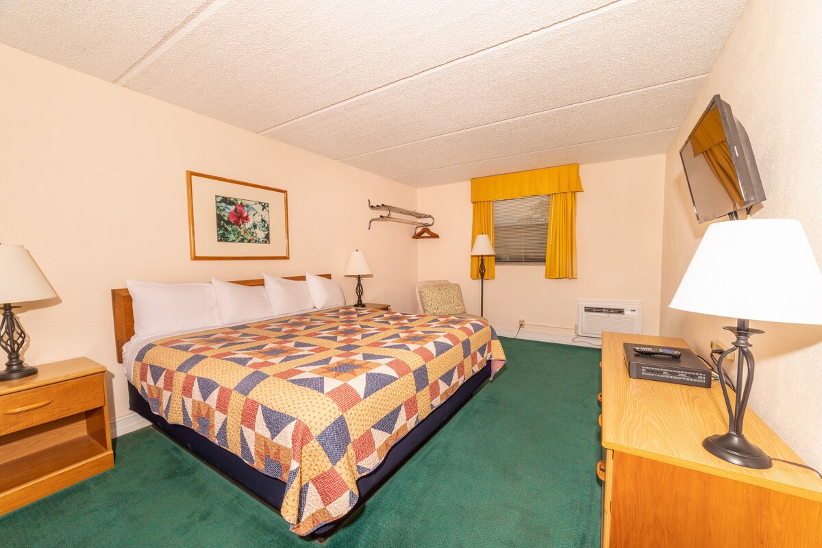 River Inn提供加大双人床和小厨房豪华套房