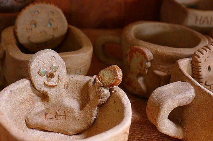 我们的可爱陶土杯.都是自己手捏的!