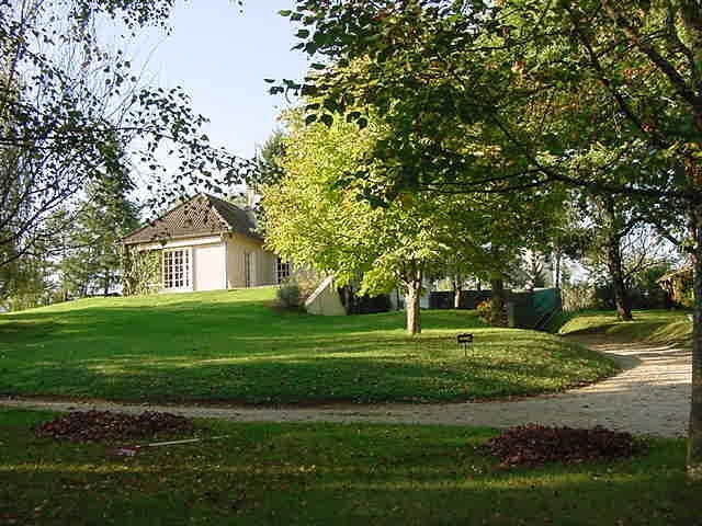 maison dans un parc arboré