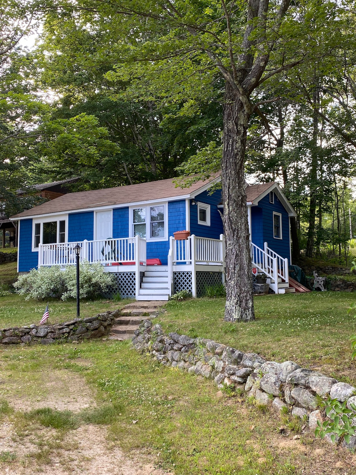 宁静的双卧室小屋，可欣赏湖滨美景