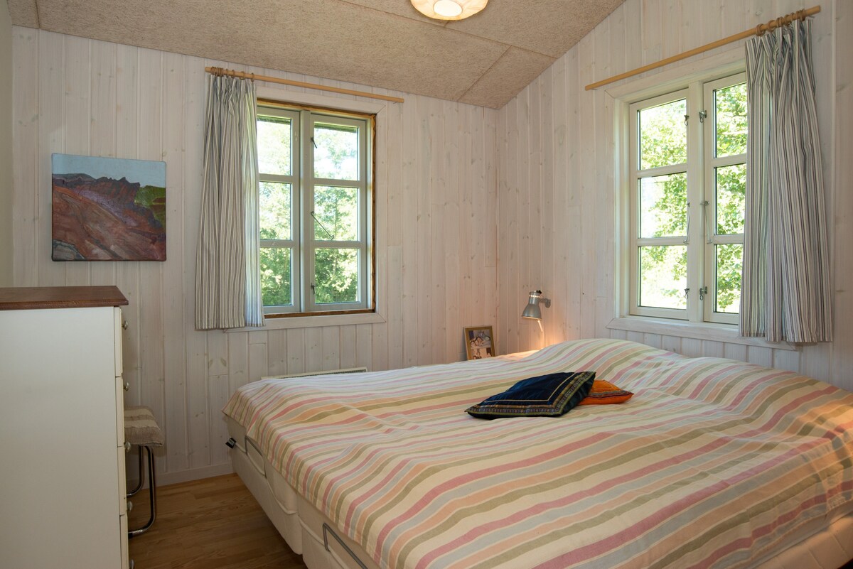 林峡湾（ Limfjord ）旁的舒适小屋