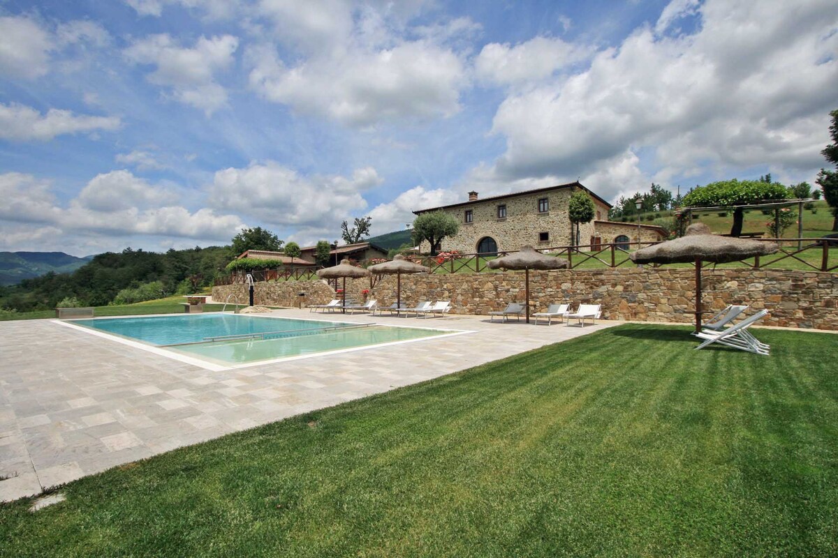 别墅可欣赏壮丽的景色和私人游泳池