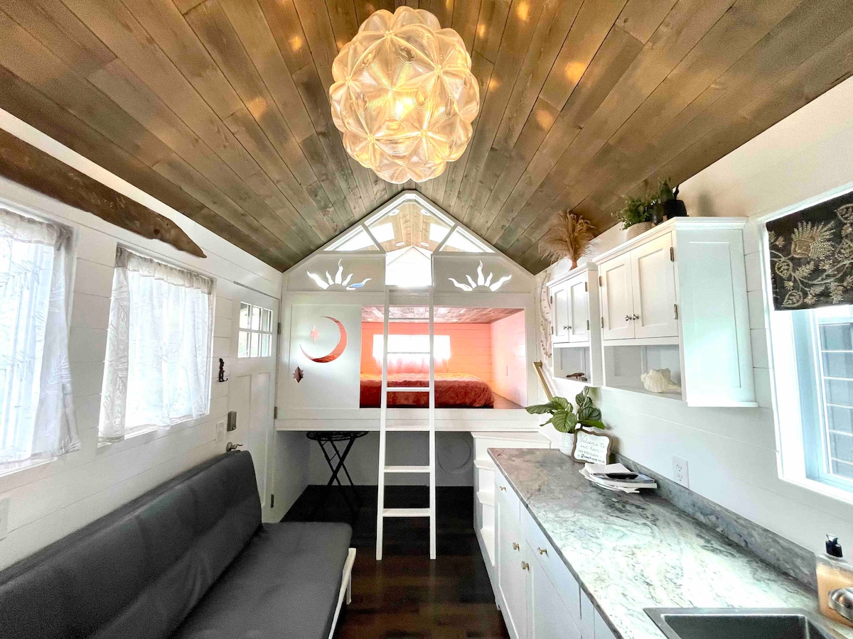 Tiny Home w/Loft-Boho by the sea