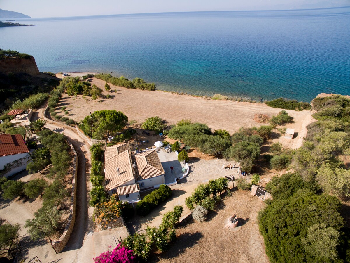 Monemvasia, a house to relax next to the sea.