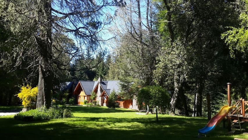 拉安戈斯图拉镇(Villa La Angostura)的民宿
