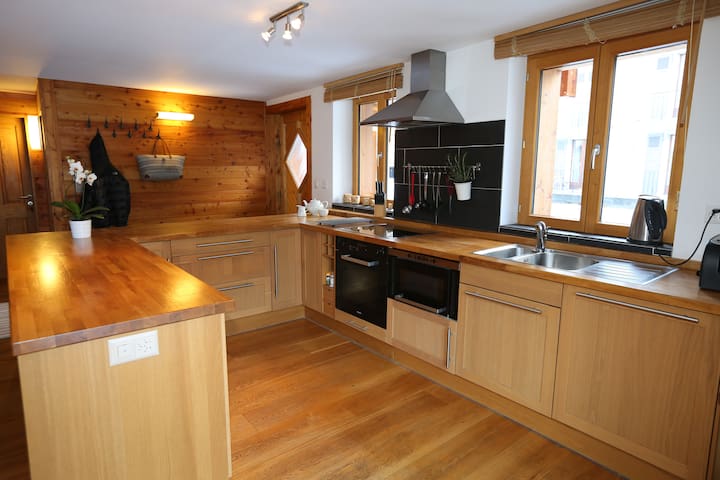 fully fitted kitchen that offers magi mix, steamer, raclette and