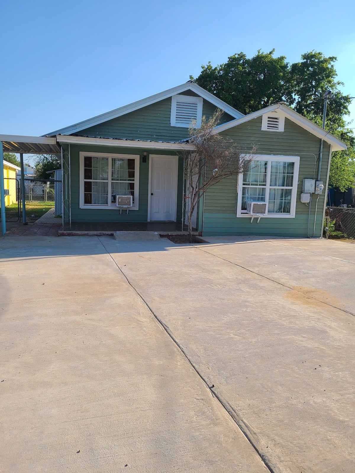 2 bedroom Home in Central Laredo Pets Welcomed!