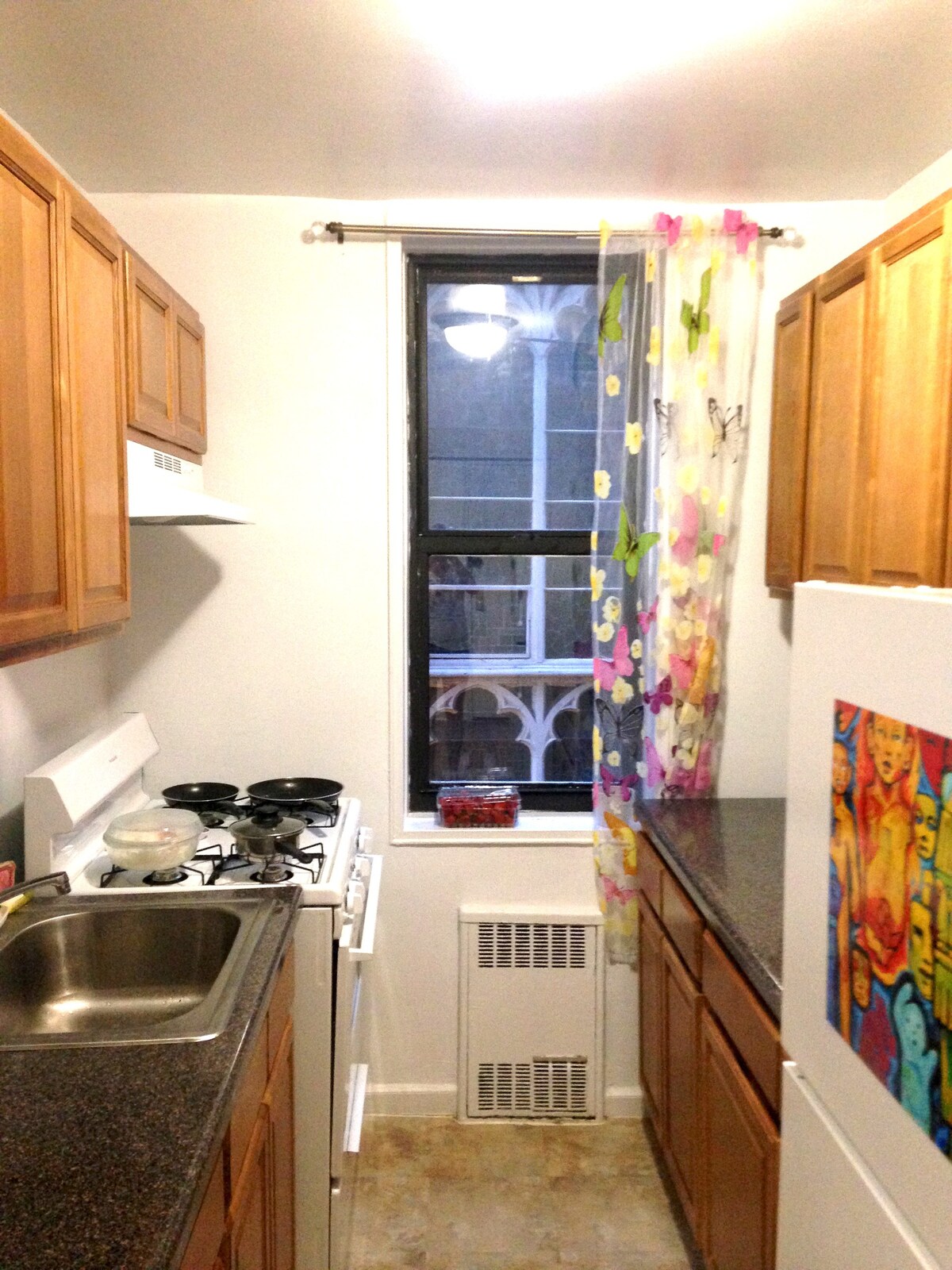 Spacious room close to subway and park