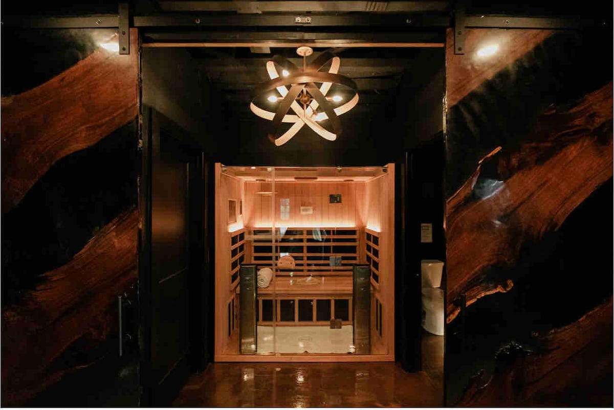 Luxury Retreat w/ Hottub & Sauna